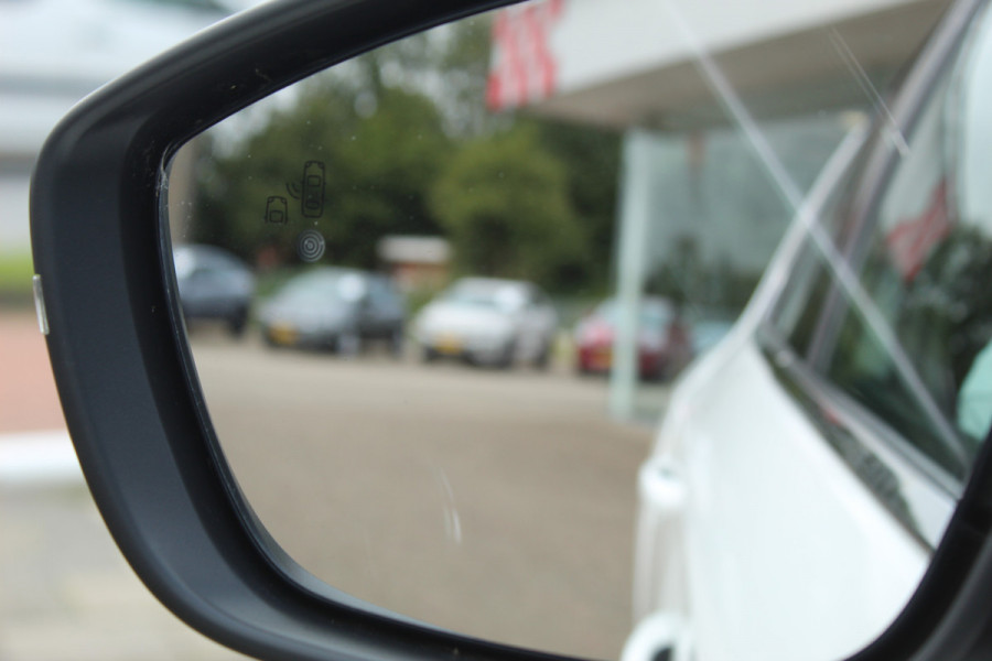 Opel Corsa 1.2 GS Line 100PK TURBO In nieuwstaat Opel Corsa ! Autm. airco, cruise cntrl, lane assist, panoramadak, verwarmde stoelen, LM wielen, camera, pdc v+a, navigatie by Apple Carplay/Android auto, metallic, LED verl. etc.