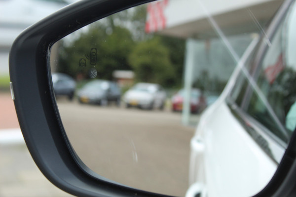 Opel Corsa 1.2 GS Line 100PK TURBO In nieuwstaat Opel Corsa ! Autm. airco, cruise cntrl, lane assist, panoramadak, verwarmde stoelen, LM wielen, camera, pdc v+a, navigatie by Apple Carplay/Android auto, metallic, LED verl. etc.
