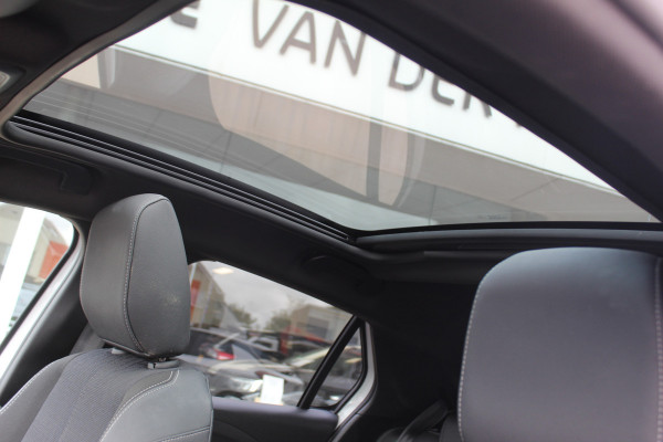 Opel Corsa 1.2 GS Line 100PK TURBO In nieuwstaat Opel Corsa ! Autm. airco, cruise cntrl, lane assist, panoramadak, verwarmde stoelen, LM wielen, camera, pdc v+a, navigatie by Apple Carplay/Android auto, metallic, LED verl. etc.