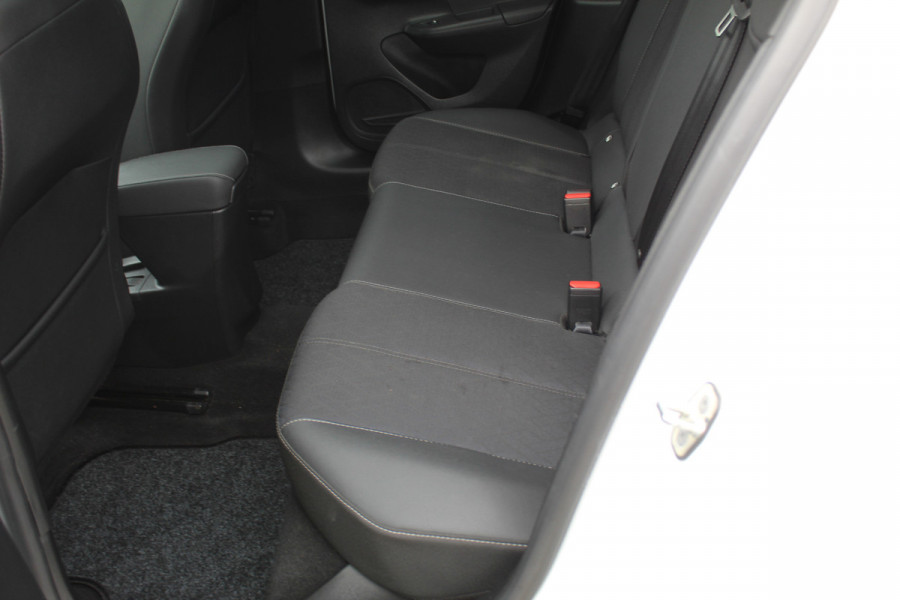Opel Corsa 1.2 GS Line 100PK TURBO In nieuwstaat Opel Corsa ! Autm. airco, cruise cntrl, lane assist, panoramadak, verwarmde stoelen, LM wielen, camera, pdc v+a, navigatie by Apple Carplay/Android auto, metallic, LED verl. etc.