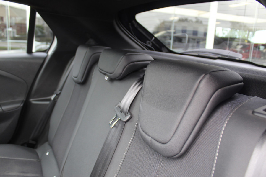 Opel Corsa 1.2 GS Line 100PK TURBO In nieuwstaat Opel Corsa ! Autm. airco, cruise cntrl, lane assist, panoramadak, verwarmde stoelen, LM wielen, camera, pdc v+a, navigatie by Apple Carplay/Android auto, metallic, LED verl. etc.