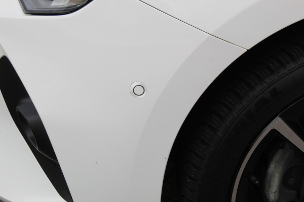 Opel Corsa 1.2 GS Line 100PK TURBO In nieuwstaat Opel Corsa ! Autm. airco, cruise cntrl, lane assist, panoramadak, verwarmde stoelen, LM wielen, camera, pdc v+a, navigatie by Apple Carplay/Android auto, metallic, LED verl. etc.
