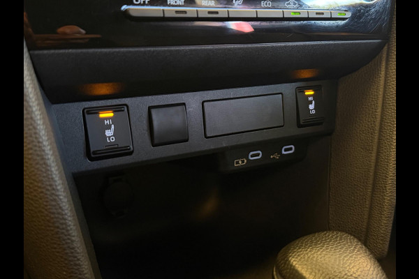 Toyota Yaris Cross 1.5 HYBRID DYNAMIC LUXURY BLACKSTYLE GARANTIE2035! NAVIGATIE . STUUR EN STOEL VERWARMING . PARKEERSENSOREN VOOR & ACHTER  .