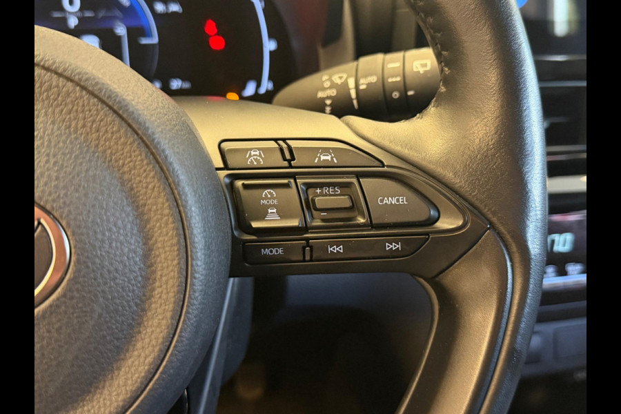 Toyota Yaris Cross 1.5 HYBRID DYNAMIC LUXURY BLACKSTYLE GARANTIE2035! NAVIGATIE . STUUR EN STOEL VERWARMING . PARKEERSENSOREN VOOR & ACHTER  .