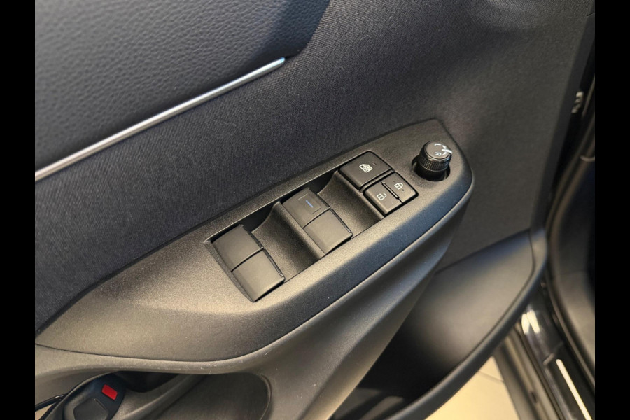 Toyota Yaris Cross 1.5 HYBRID DYNAMIC LUXURY BLACKSTYLE GARANTIE2035! NAVIGATIE . STUUR EN STOEL VERWARMING . PARKEERSENSOREN VOOR & ACHTER  .