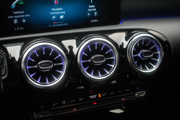 Mercedes-Benz CLA-Klasse 180 Business Solution Luxury NL-auto [ Panoramadak Sfeerverlichting Memory Carplay Camera Leder ]
