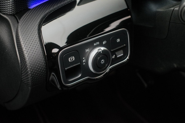 Mercedes-Benz CLA-Klasse 180 Business Solution Luxury NL-auto [ Panoramadak Sfeerverlichting Memory Carplay Camera Leder ]