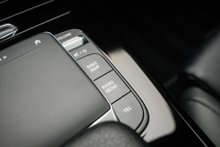 Mercedes-Benz CLA-Klasse 180 Business Solution Luxury NL-auto [ Panoramadak Sfeerverlichting Memory Carplay Camera Leder ]