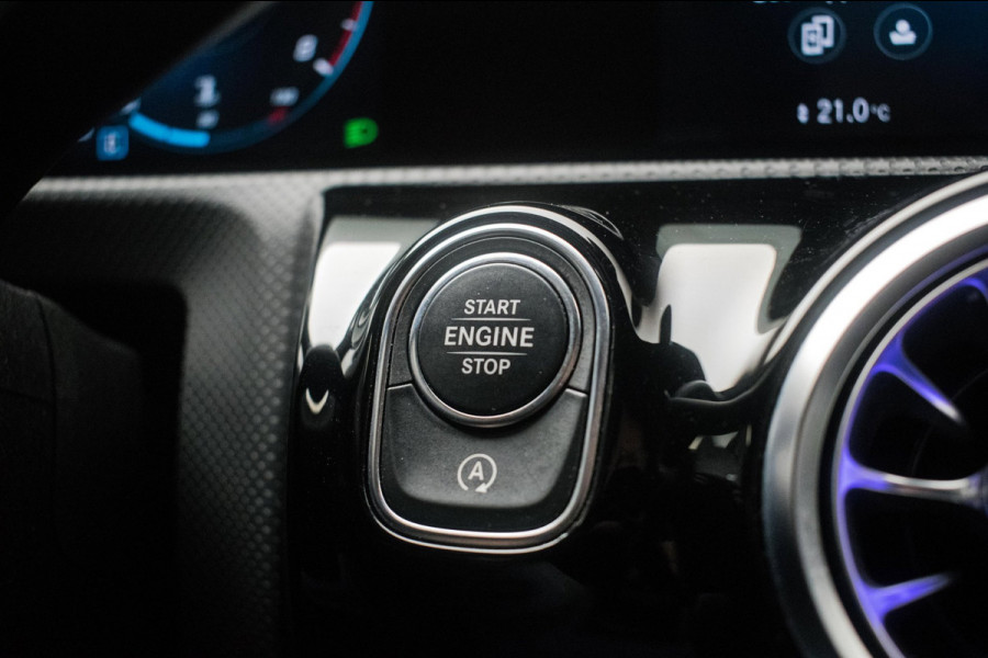 Mercedes-Benz CLA-Klasse 180 Business Solution Luxury NL-auto [ Panoramadak Sfeerverlichting Memory Carplay Camera Leder ]