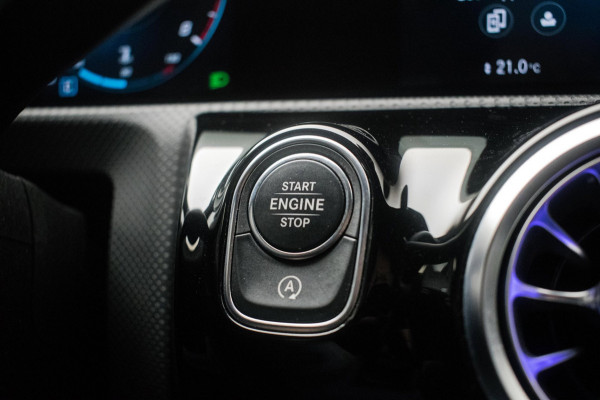 Mercedes-Benz CLA-Klasse 180 Business Solution Luxury NL-auto [ Panoramadak Sfeerverlichting Memory Carplay Camera Leder ]