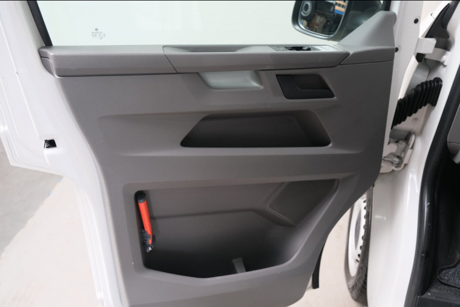Volkswagen Transporter 2.0 TDI L1H1 26 DC - N.A.P. Airco, Cruise, Navi, Carplay, Trekhaak.