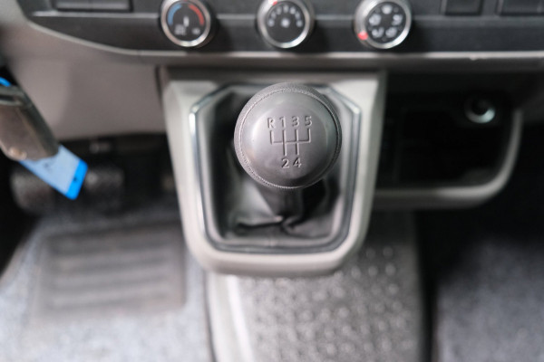 Volkswagen Transporter 2.0 TDI L1H1 26 DC - N.A.P. Airco, Cruise, Navi, Carplay, Trekhaak.
