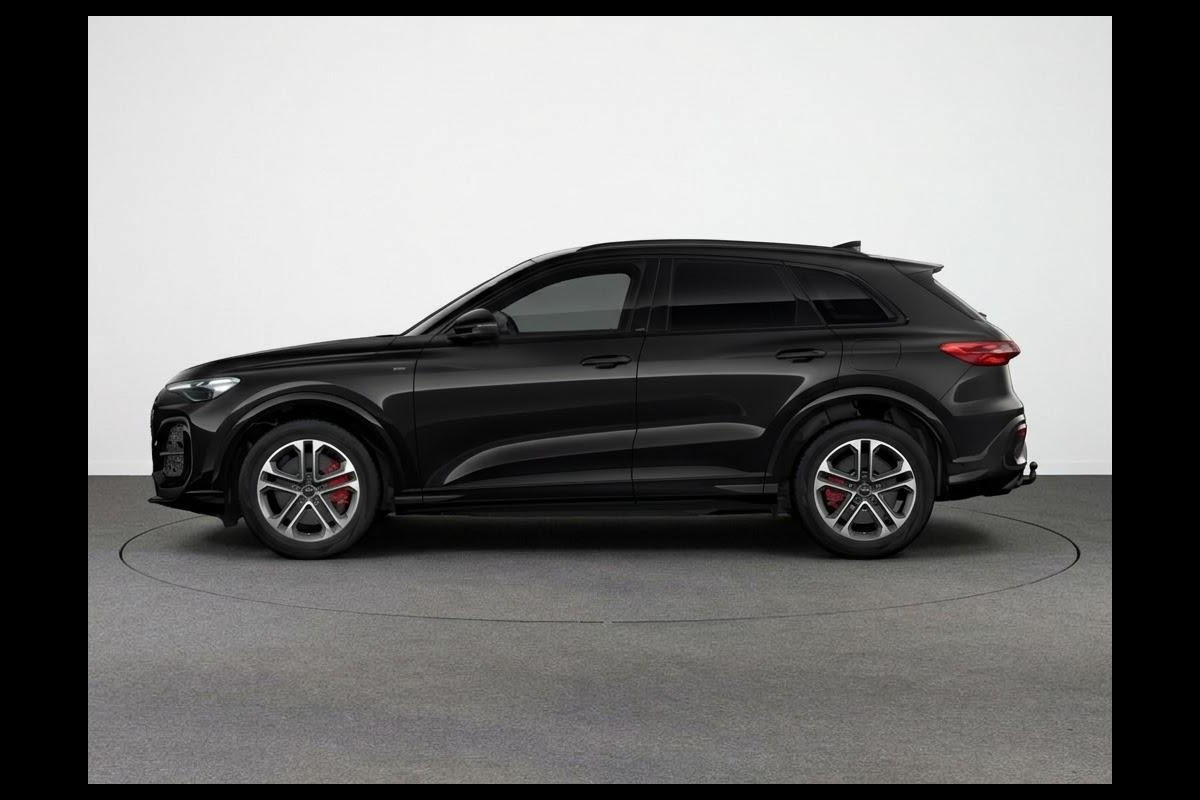 Audi Q5 S edition Competition e-hybrid 367 PK | Panorama-glasdak | MMI experience plus met B&O | Trekhaak, elektr. wegklapbaar | MMI bijrijdersdisplay |