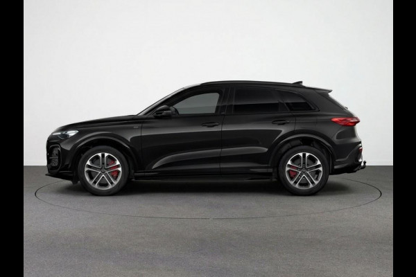 Audi Q5 S edition Competition e-hybrid 367 PK | Panorama-glasdak | MMI experience plus met B&O | Trekhaak, elektr. wegklapbaar | MMI bijrijdersdisplay |