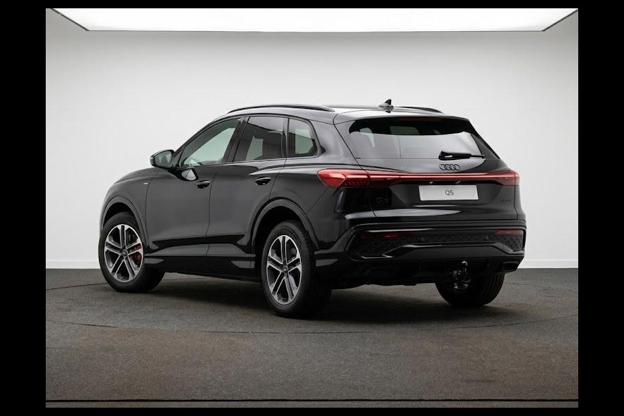 Audi Q5 S edition Competition e-hybrid 367 PK | Panorama-glasdak | MMI experience plus met B&O | Trekhaak, elektr. wegklapbaar | MMI bijrijdersdisplay |