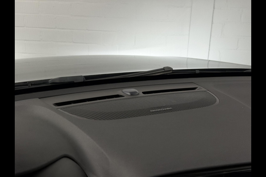 Volvo XC40 1.5 T5 Recharge R-Design Open dak | Stuur-/stoelverwarming | Harman/Kardon | Cruise-/climate control | Achteruitrij camera | Carplay