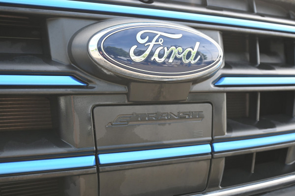 Ford e-Transit 68kWh 390L Trend Bakwagen met Dhollandia laadklep Navigatie met camera, Zijdeur