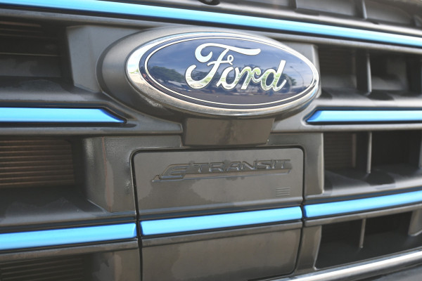 Ford e-Transit 68kWh 390L Trend Bakwagen met Dhollandia laadklep Navigatie met camera, Zijdeur