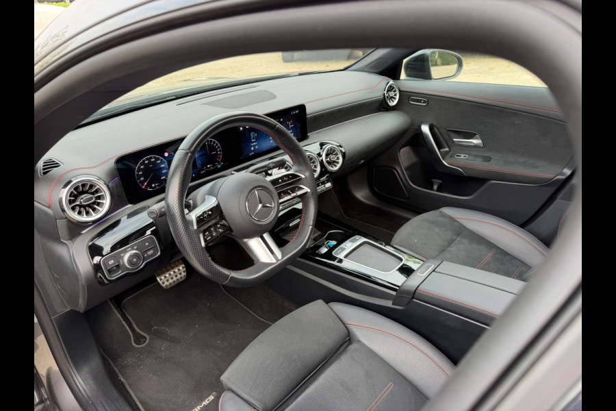 Mercedes-Benz CLA-Klasse 250 e Star Edition AMG | Panoramadak | Stoelverwarming | Camera | Cruise Control | Keyless | Apple Carplay | Ambiance Verlichting | Navigatie | Grootlichtassistent | LED | SOH 93,86%