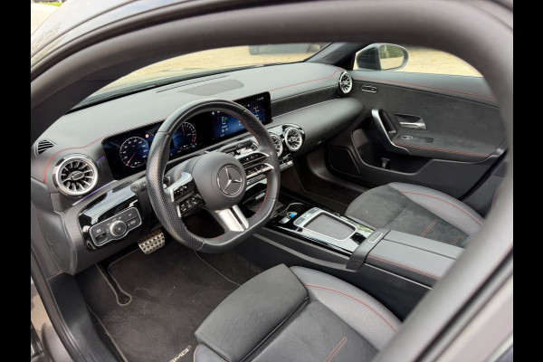 Mercedes-Benz CLA-Klasse 250 e Star Edition AMG | Panoramadak | Stoelverwarming | Camera | Cruise Control | Keyless | Apple Carplay | Ambiance Verlichting | Navigatie | Grootlichtassistent | LED | SOH 93,86%