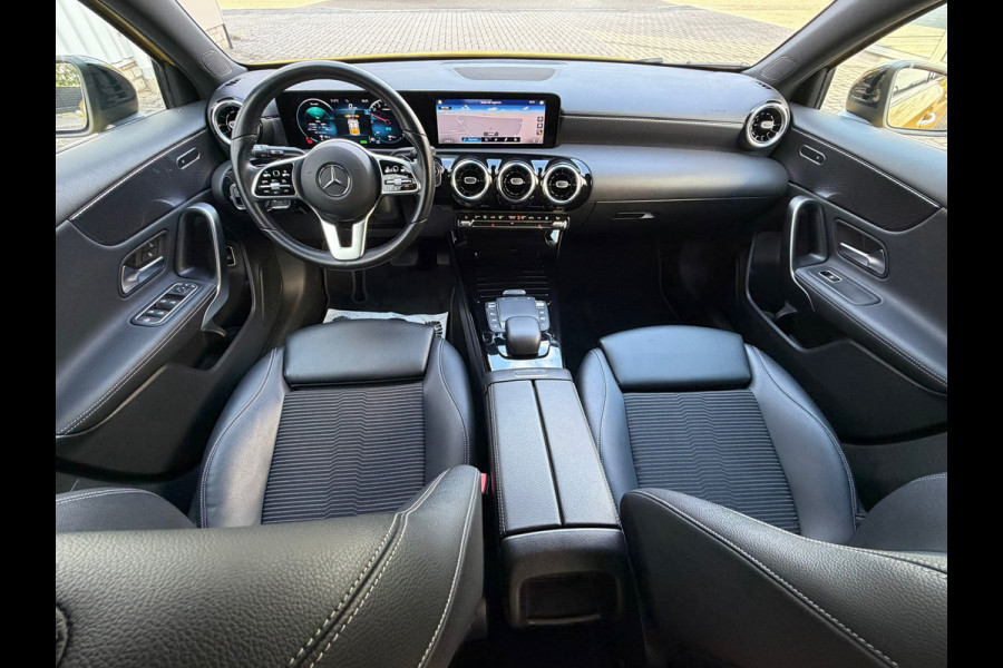 Mercedes-Benz A-Klasse 250 e Advantage 218 Pk SOH 95% | Widescreen | Navigatie | Cruise | Camera | Clima | Lichtmetaal.