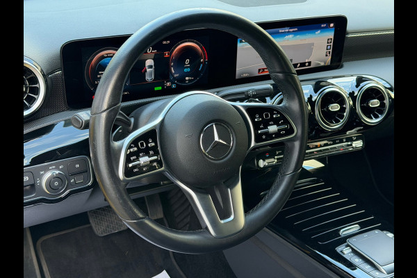 Mercedes-Benz A-Klasse 250 e Advantage 218 Pk SOH 95% | Widescreen | Navigatie | Cruise | Camera | Clima | Lichtmetaal.