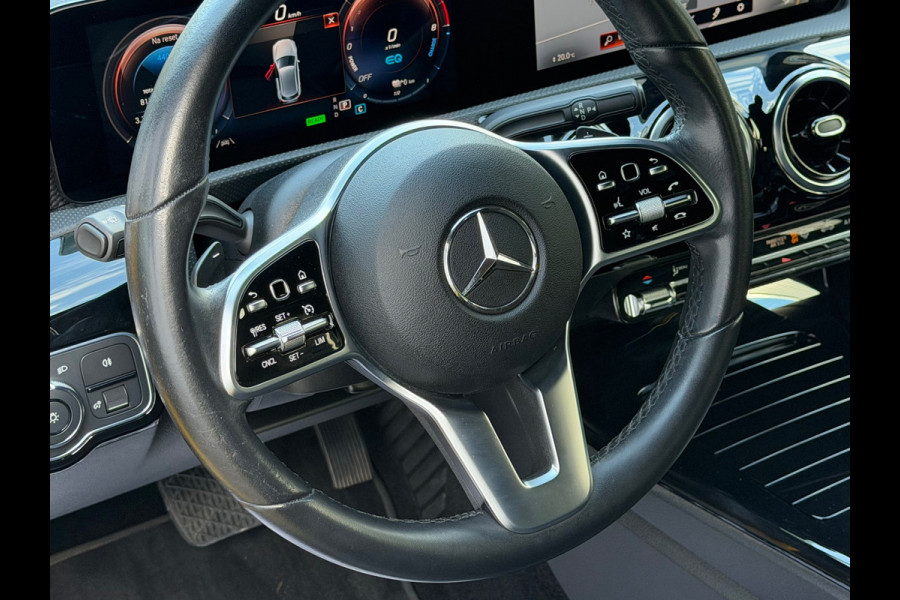 Mercedes-Benz A-Klasse 250 e Advantage 218 Pk SOH 95% | Widescreen | Navigatie | Cruise | Camera | Clima | Lichtmetaal.