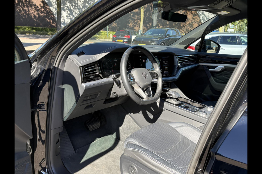 Volkswagen Touareg 3.0 TSI Elegance VAN: 56.900,- VOOR: 52.877,- UW HERFSTVOORDEEL: 4.023,- EURO | LUCHTVERING| ELEK. TREKHAAK| LEDER| PANO | STOELVENTILATIE + MASSAGE| ACHTERBANK VERWARMD| MEMORY STOEL| 360 CAMERA| MEGA VOL!|