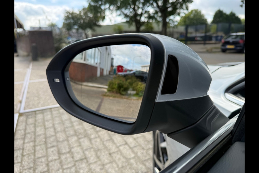 Volkswagen Golf 1.5 eTSI HYBRID R-Line iQ-LED VIRTUAL PANO ACC ALCA SIDE