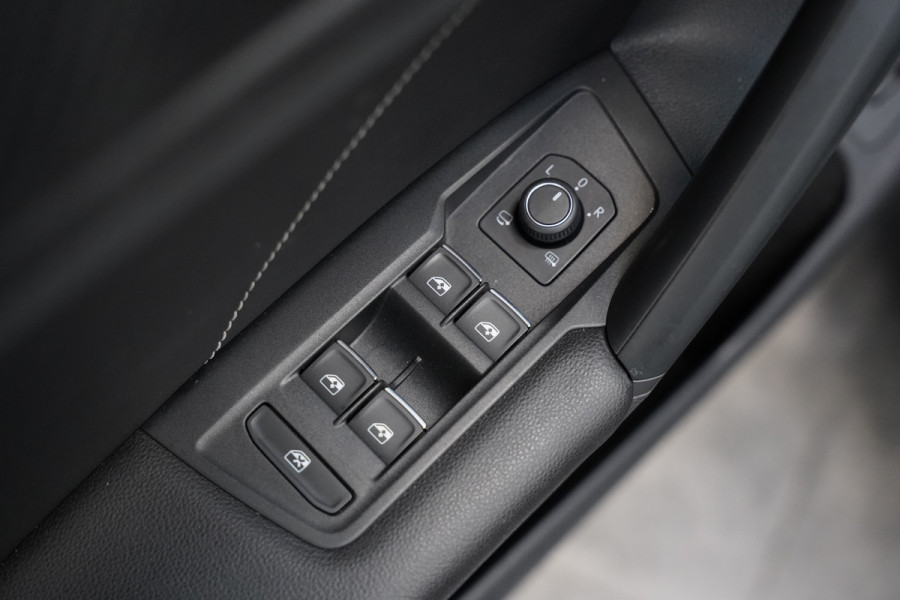 Volkswagen Tiguan 1.4 TSI eHybrid R-Line Business ACC Pano Elec. achterklep Privacy Glass 24 Maanden garantie* (Vraag naar de voorwaarden)