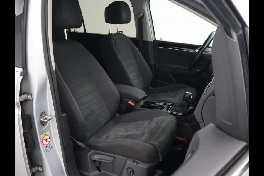 Volkswagen Touran 1.5 TSI 150 PK DSG AUT. 7-PERS HIGHLINE + TREKHAAK | ADAPTIVE CRUISE | MASSAGE | CAMERA | STOELVERW.