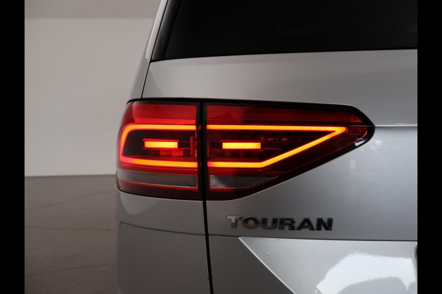 Volkswagen Touran 1.5 TSI 150 PK DSG AUT. 7-PERS HIGHLINE + TREKHAAK | ADAPTIVE CRUISE | MASSAGE | CAMERA | STOELVERW.