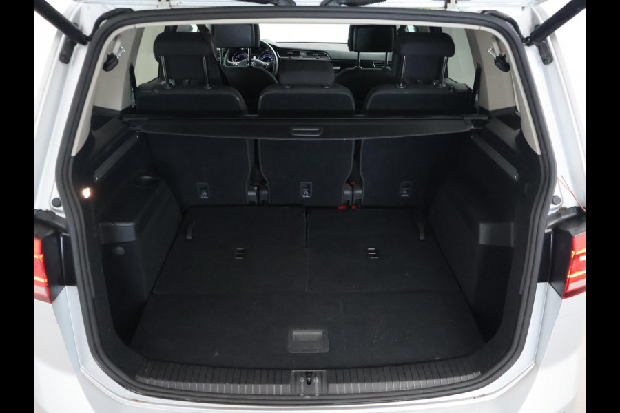 Volkswagen Touran 1.5 TSI 150 PK DSG AUT. 7-PERS HIGHLINE + TREKHAAK | ADAPTIVE CRUISE | MASSAGE | CAMERA | STOELVERW.