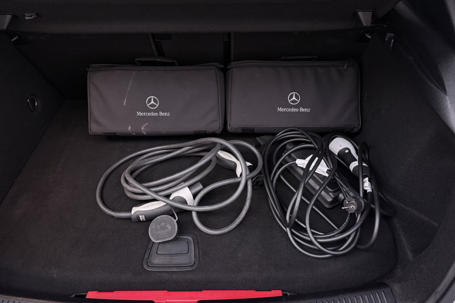 Mercedes-Benz A-Klasse 250 e Business Solution AMG Limited (PANORAMADAK, SFEERVERLICHTING, BURMEISTER, CAMERA, SFEERVERLICHTING, STOELVERWARMING)