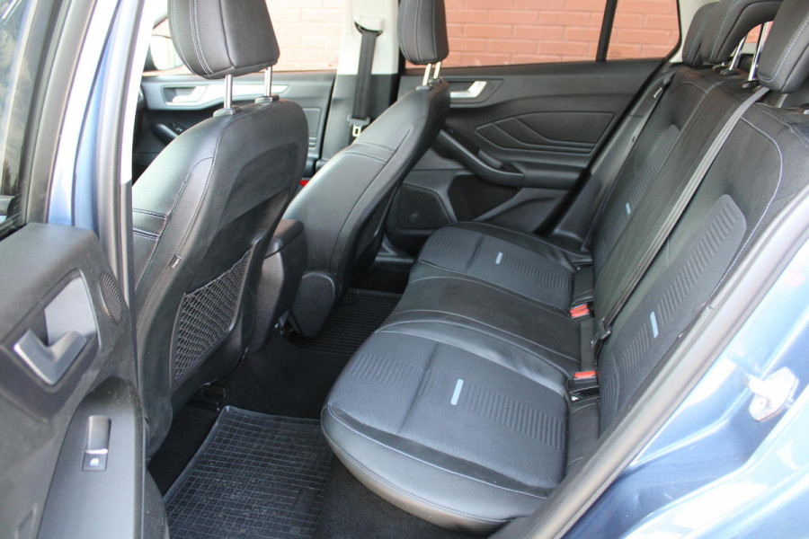 Ford FOCUS Wagon 2.0 EcoBlue Active Business 150pk | Panoramadak | Wegklapbare trekhaak | Adaptive cruise control  | Bang&Olfusen | Head up Display | Full LED | 2 bandensets | 1.600kg trekgewicht