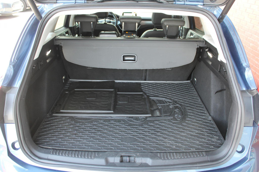 Ford FOCUS Wagon 2.0 EcoBlue Active Business 150pk | Panoramadak | Wegklapbare trekhaak | Adaptive cruise control  | Bang&Olfusen | Head up Display | Full LED | 2 bandensets | 1.600kg trekgewicht