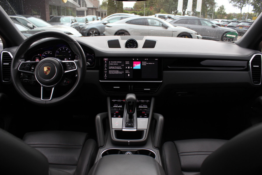 Porsche Cayenne Coupé 3.0 E-Hybrid / Trekhaak / Panoramadak / 360Camera / Keyless / 21'' / Softclose / Luchtvering / Bose / Sportdesign+Chrono / Stoel+Stuurverwarming / Dodehoek / DAB / ACC