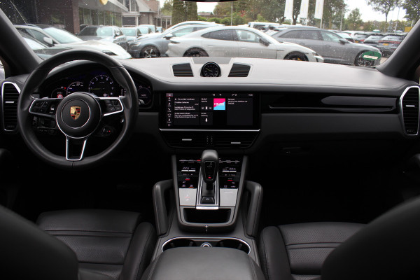 Porsche Cayenne Coupé 3.0 E-Hybrid / Trekhaak / Panoramadak / 360Camera / Keyless / 21'' / Softclose / Luchtvering / Bose / Sportdesign+Chrono / Stoel+Stuurverwarming / Dodehoek / DAB / ACC