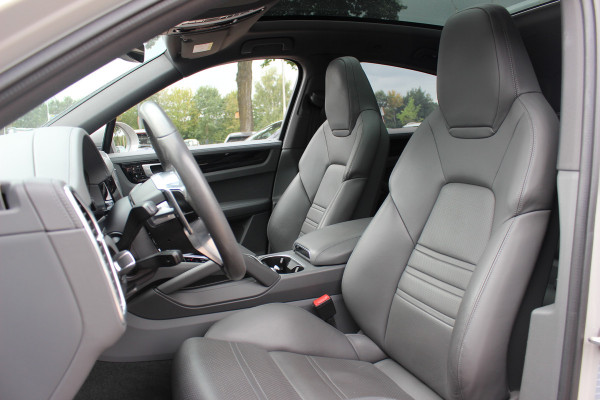 Porsche Cayenne Coupé 3.0 E-Hybrid / Trekhaak / Panoramadak / 360Camera / Keyless / 21'' / Softclose / Luchtvering / Bose / Sportdesign+Chrono / Stoel+Stuurverwarming / Dodehoek / DAB / ACC