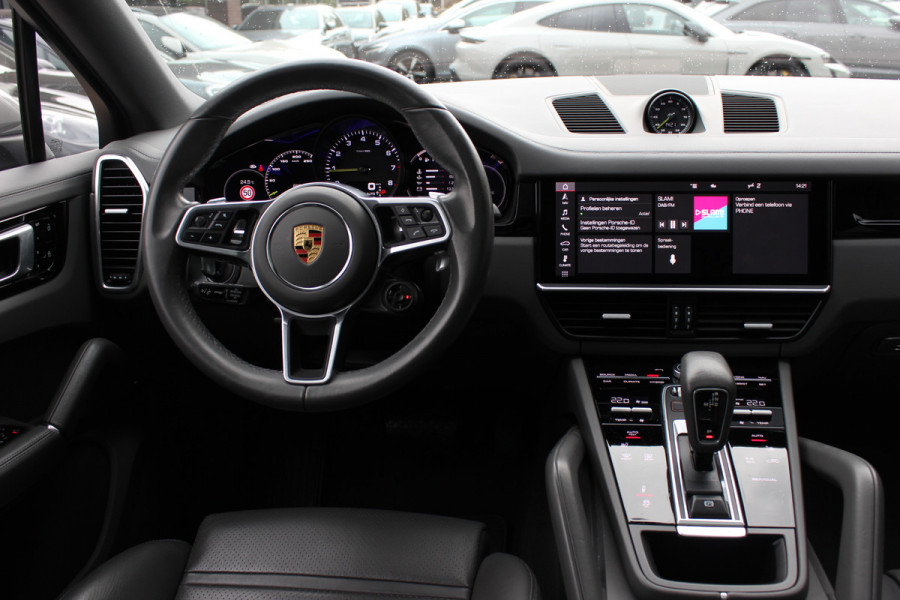 Porsche Cayenne Coupé 3.0 E-Hybrid / Trekhaak / Panoramadak / 360Camera / Keyless / 21'' / Softclose / Luchtvering / Bose / Sportdesign+Chrono / Stoel+Stuurverwarming / Dodehoek / DAB / ACC