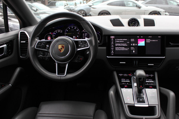 Porsche Cayenne Coupé 3.0 E-Hybrid / Trekhaak / Panoramadak / 360Camera / Keyless / 21'' / Softclose / Luchtvering / Bose / Sportdesign+Chrono / Stoel+Stuurverwarming / Dodehoek / DAB / ACC