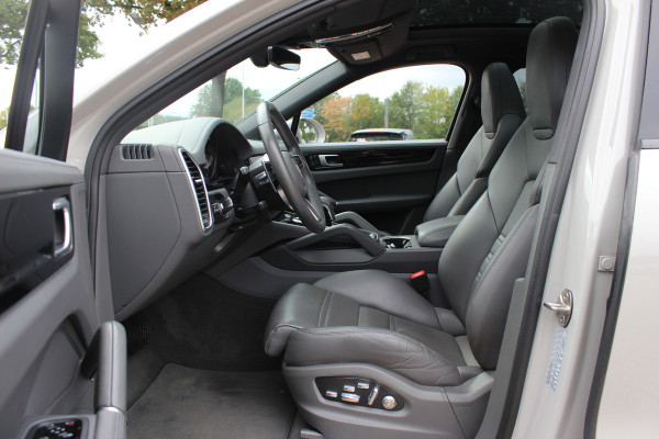 Porsche Cayenne Coupé 3.0 E-Hybrid / Trekhaak / Panoramadak / 360Camera / Keyless / 21'' / Softclose / Luchtvering / Bose / Sportdesign+Chrono / Stoel+Stuurverwarming / Dodehoek / DAB / ACC