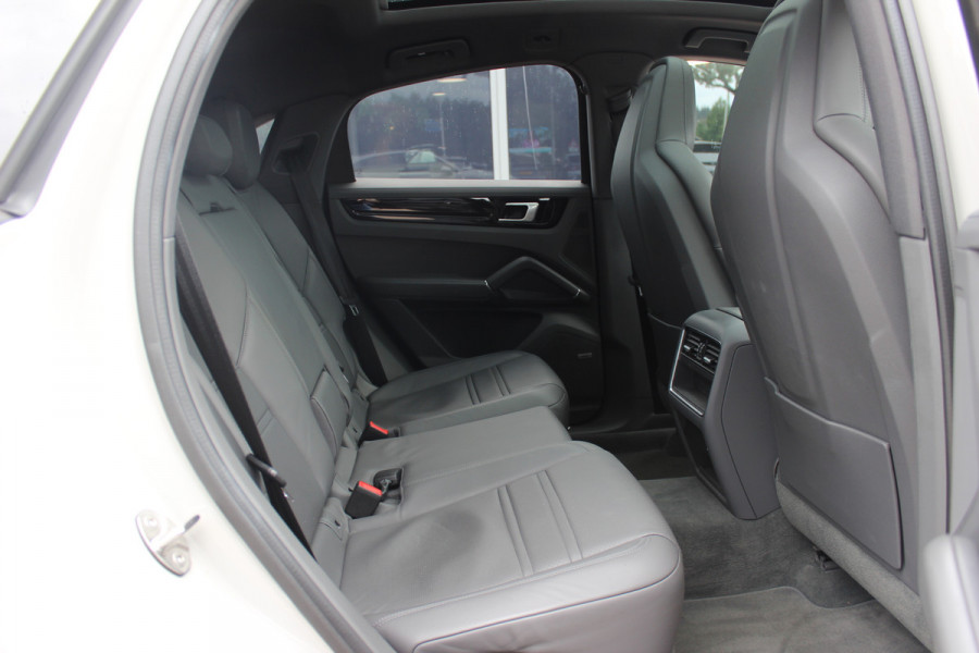 Porsche Cayenne Coupé 3.0 E-Hybrid / Trekhaak / Panoramadak / 360Camera / Keyless / 21'' / Softclose / Luchtvering / Bose / Sportdesign+Chrono / Stoel+Stuurverwarming / Dodehoek / DAB / ACC