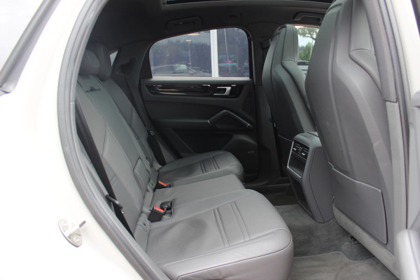 Porsche Cayenne Coupé 3.0 E-Hybrid / Trekhaak / Panoramadak / 360Camera / Keyless / 21'' / Softclose / Luchtvering / Bose / Sportdesign+Chrono / Stoel+Stuurverwarming / Dodehoek / DAB / ACC