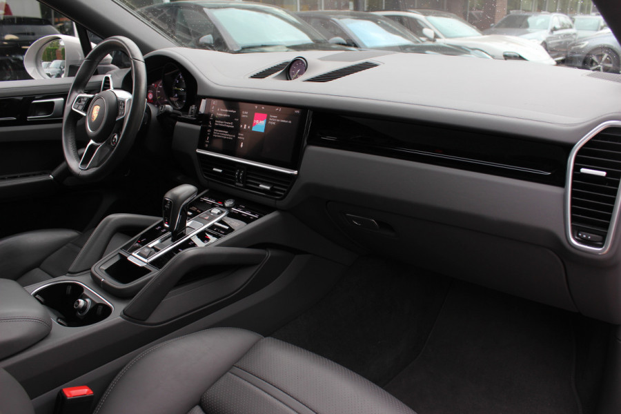 Porsche Cayenne Coupé 3.0 E-Hybrid / Trekhaak / Panoramadak / 360Camera / Keyless / 21'' / Softclose / Luchtvering / Bose / Sportdesign+Chrono / Stoel+Stuurverwarming / Dodehoek / DAB / ACC