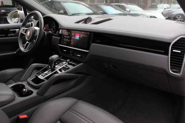 Porsche Cayenne Coupé 3.0 E-Hybrid / Trekhaak / Panoramadak / 360Camera / Keyless / 21'' / Softclose / Luchtvering / Bose / Sportdesign+Chrono / Stoel+Stuurverwarming / Dodehoek / DAB / ACC