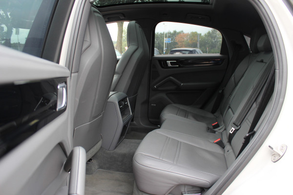 Porsche Cayenne Coupé 3.0 E-Hybrid / Trekhaak / Panoramadak / 360Camera / Keyless / 21'' / Softclose / Luchtvering / Bose / Sportdesign+Chrono / Stoel+Stuurverwarming / Dodehoek / DAB / ACC