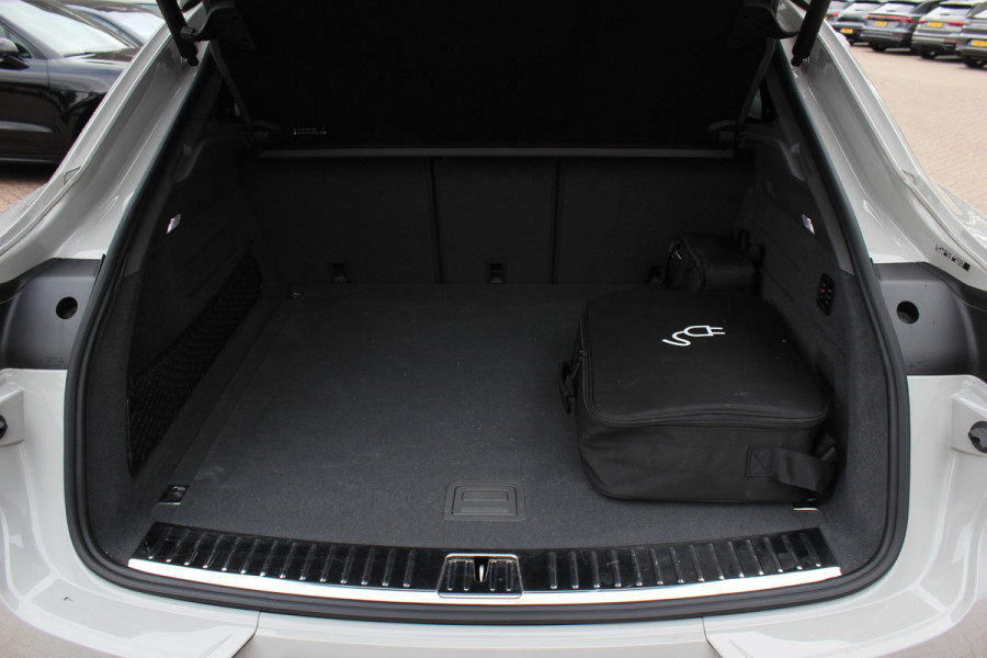 Porsche Cayenne Coupé 3.0 E-Hybrid / Trekhaak / Panoramadak / 360Camera / Keyless / 21'' / Softclose / Luchtvering / Bose / Sportdesign+Chrono / Stoel+Stuurverwarming / Dodehoek / DAB / ACC