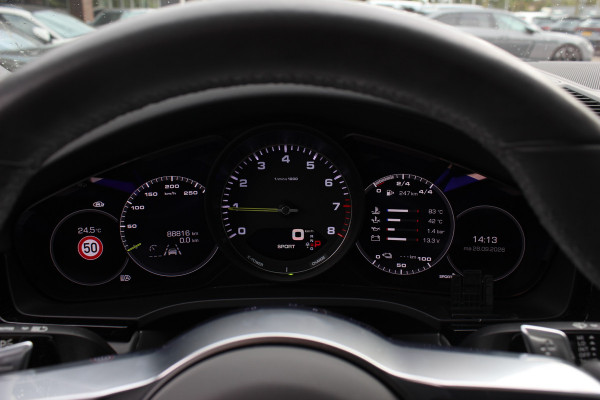 Porsche Cayenne Coupé 3.0 E-Hybrid / Trekhaak / Panoramadak / 360Camera / Keyless / 21'' / Softclose / Luchtvering / Bose / Sportdesign+Chrono / Stoel+Stuurverwarming / Dodehoek / DAB / ACC
