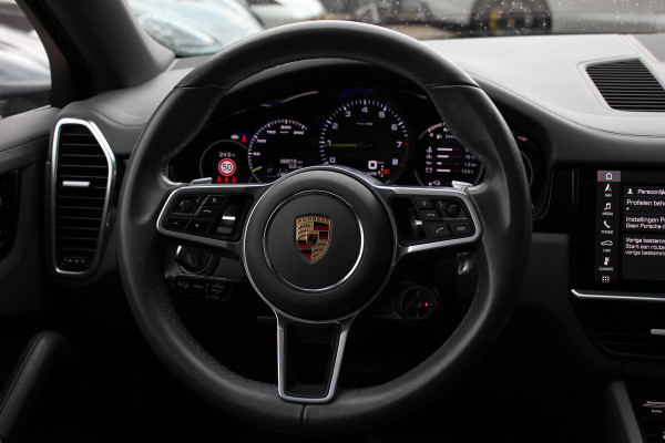 Porsche Cayenne Coupé 3.0 E-Hybrid / Trekhaak / Panoramadak / 360Camera / Keyless / 21'' / Softclose / Luchtvering / Bose / Sportdesign+Chrono / Stoel+Stuurverwarming / Dodehoek / DAB / ACC